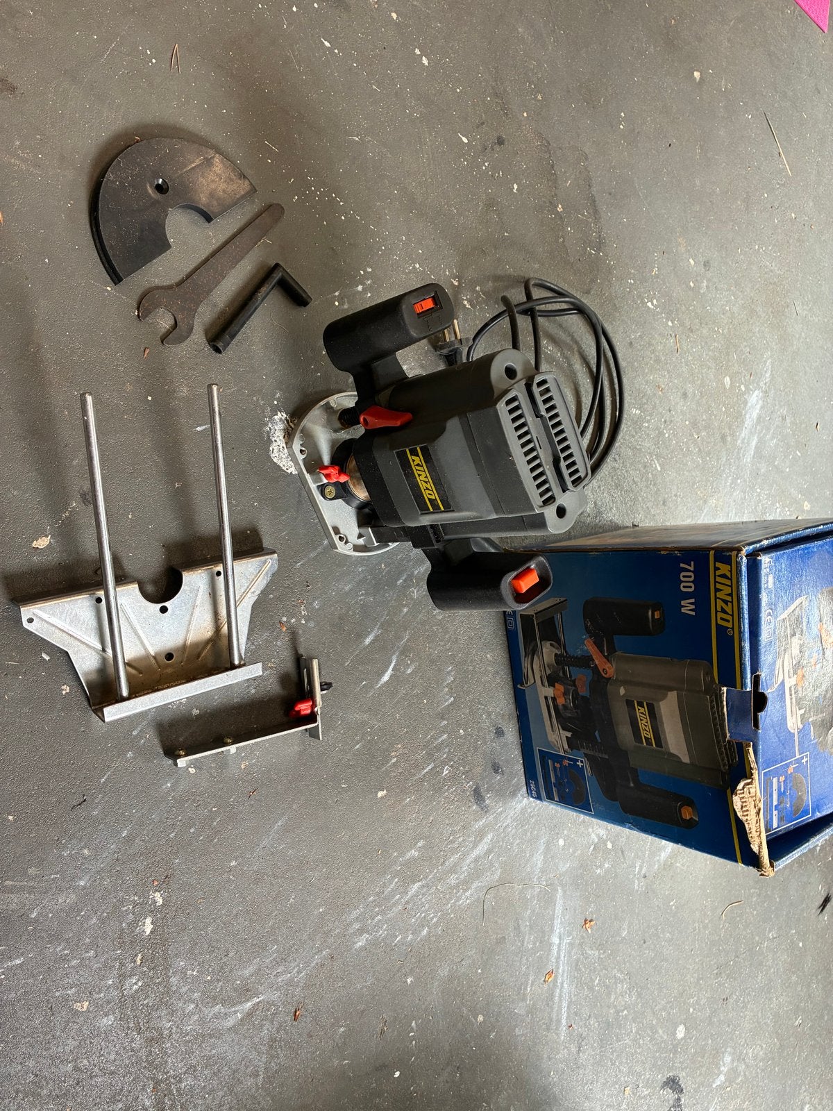 Kinzo Bovenfrees 700W met accessoires en doos, Ophalen, Gebruikt, Elektrisch, Bovenfrees