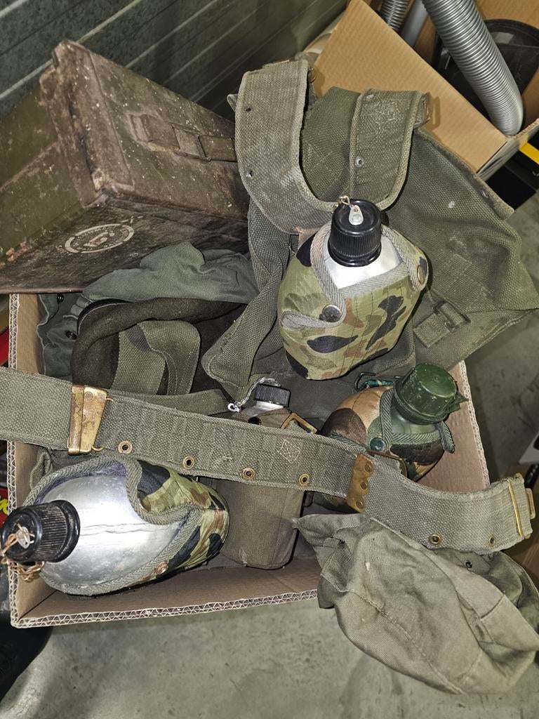 Militair uitrusting: veldfles, riem, kleding en kist, Ophalen of Verzenden, Landmacht, Nederland, Kist of Geocache