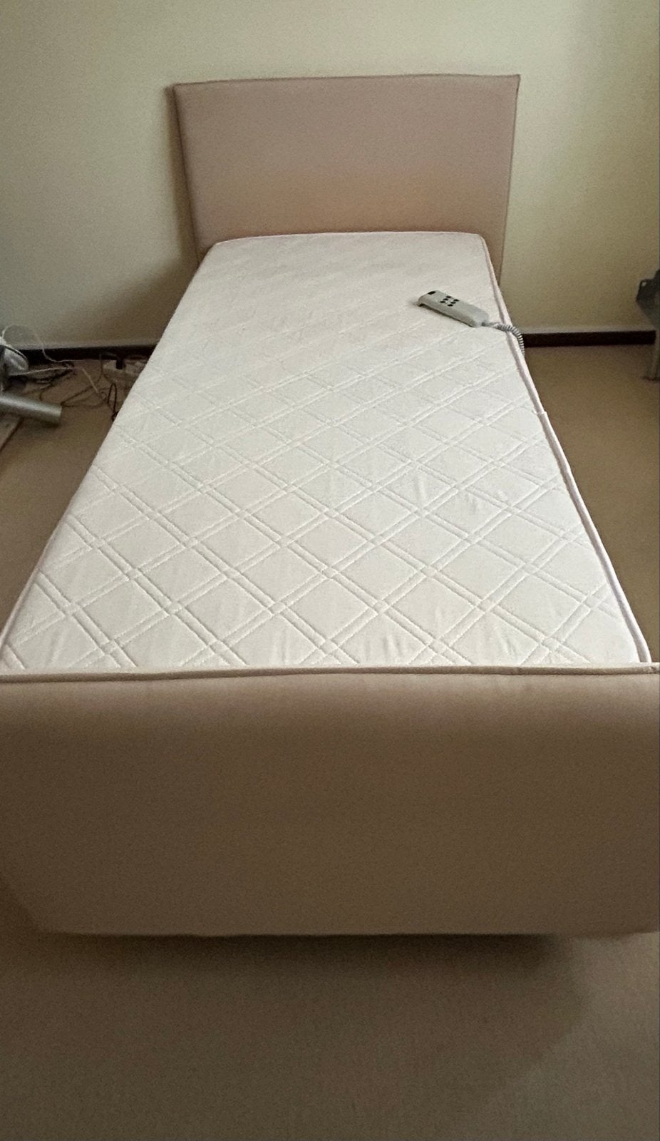 Verstelbaar eenpersoonsbed met afstandsbediening, Morgana., 90 cm, Eenpersoons, Beige, Ophalen of Verzenden