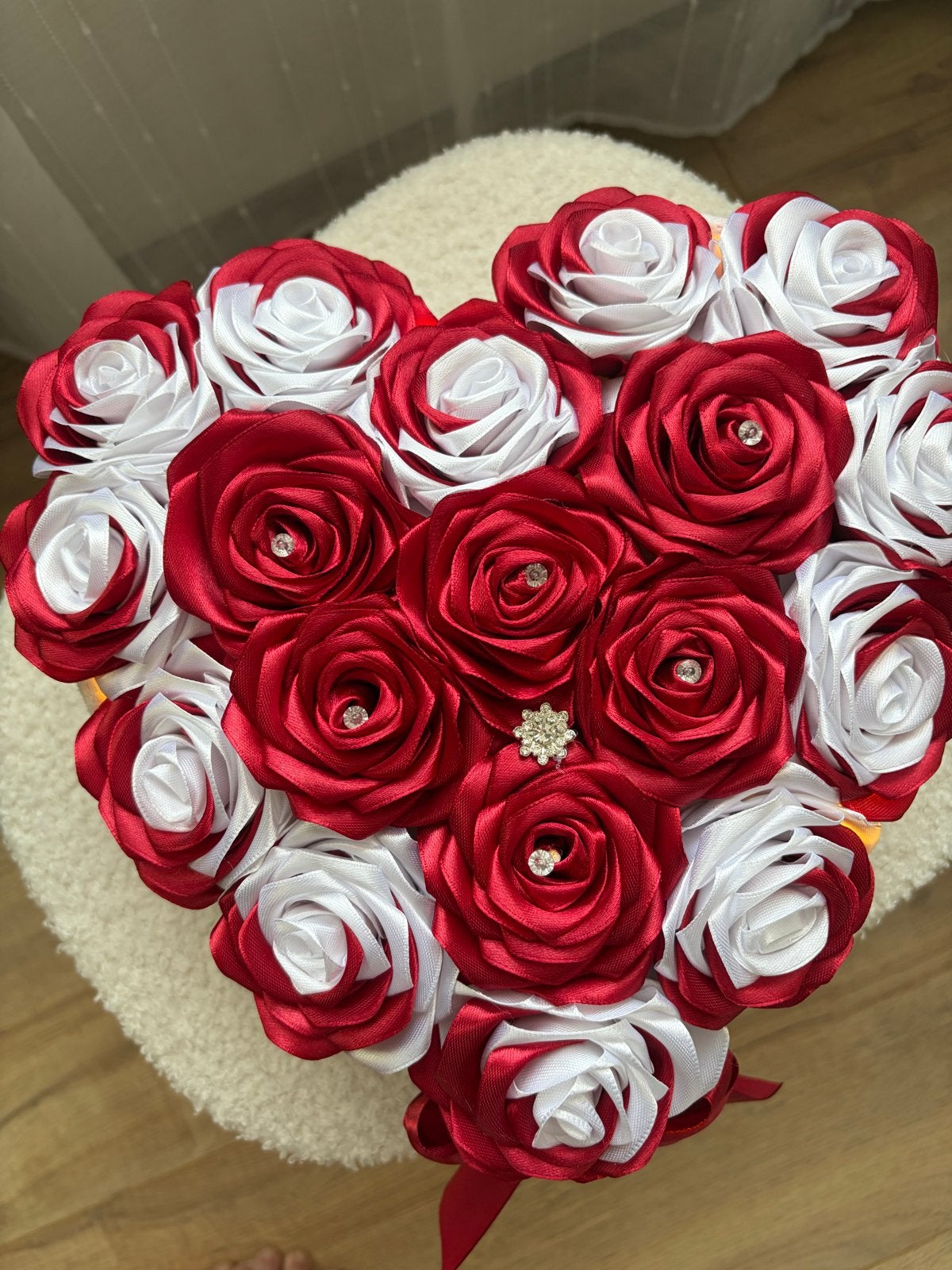 Handgemaakte Rozen Hart Doos - Rood & Wit, Textiel, Nieuw, Meerkleurig, Ophalen of Verzenden