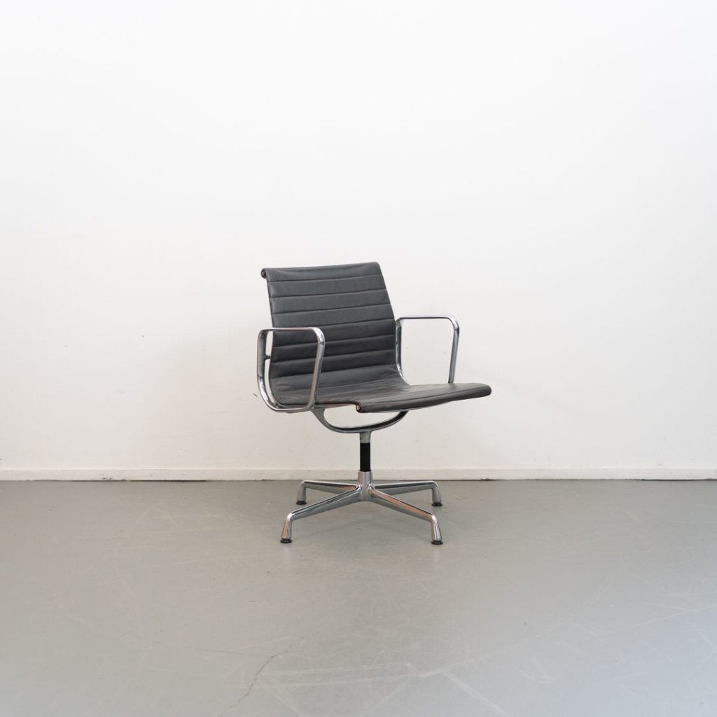 Vitra Eames EA 108 Stoel Grijs Leer - Chroom, Niet ingevuld, Zo goed als nieuw, Niet ingevuld, Niet ingevuld