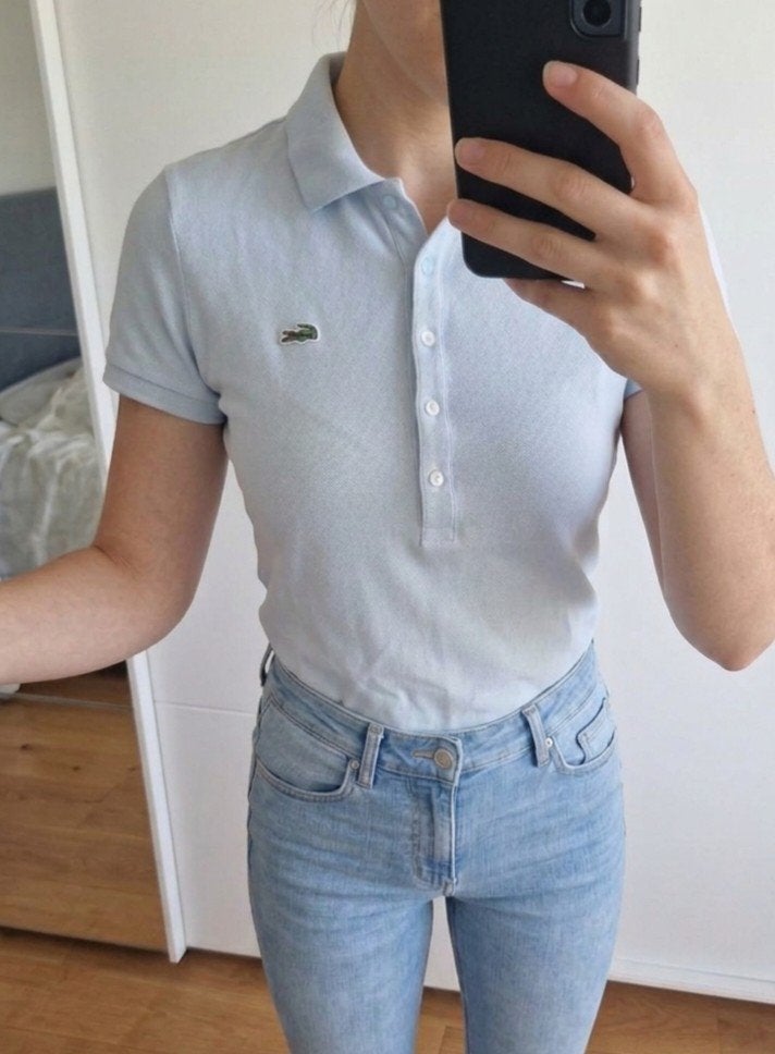 Leuk lichtblauw polo short van Lacoste maat 34, Blauw, Ophalen of Verzenden, Zo goed als nieuw, Korte mouw