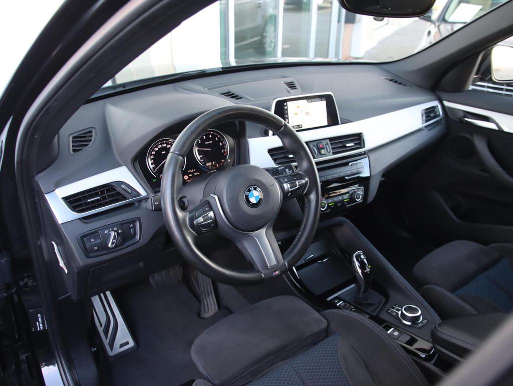 BMW X1 sDrive18i High Executive M-sport | Shadowline, Gebruikt, Met garantie (alle), Alcantara, Zwart