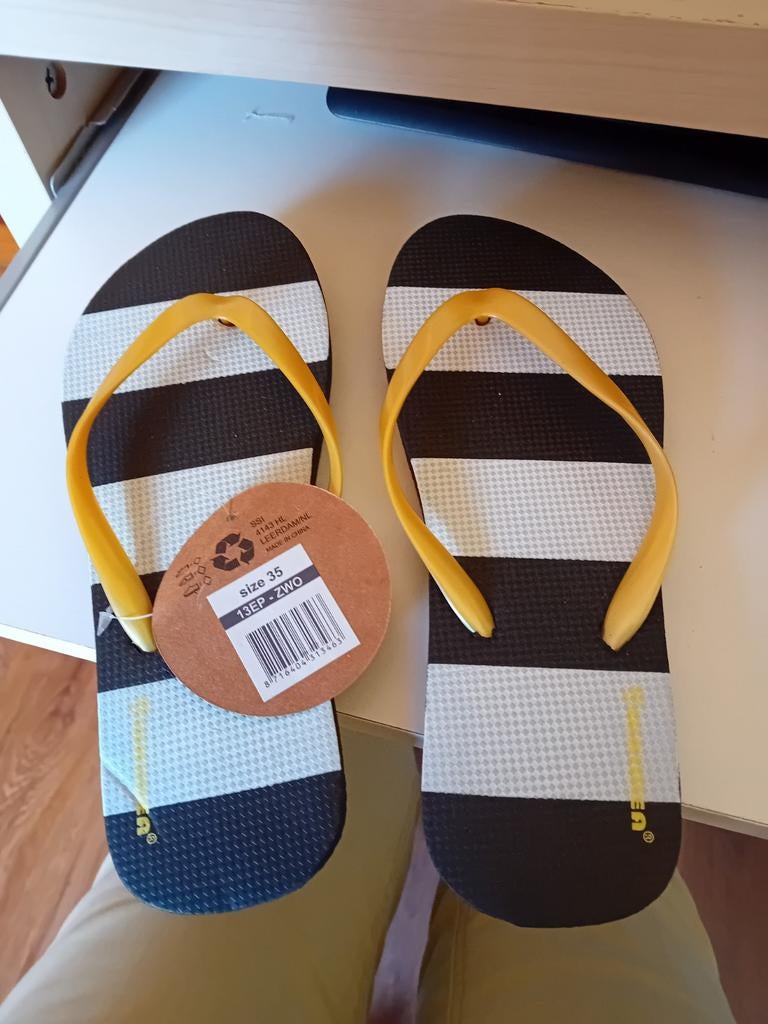 Teenslippers kind, Ophalen of Verzenden, Nieuw, Jongetje of Meisje, Schoentjes