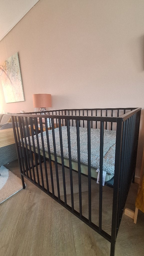 Zwarte babybox metaal, Kinderen en Baby's, Boxen, Ophalen, Zo goed als nieuw, Rechthoekig, In hoogte verstelbaar