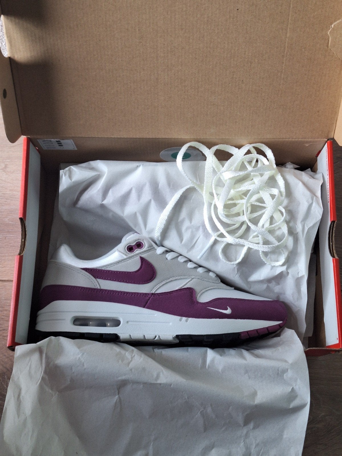 Originele Nike Air Max 1 "Miniswoosh Berry" in maat 42., Kleding | Heren, Nike air max, Overige kleuren, Ophalen of Verzenden