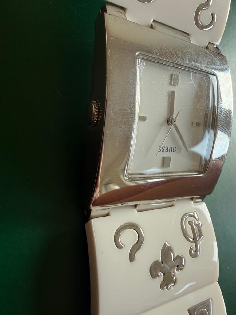 Stijlvol Guess dameshorloge - Wit met zilveren accenten, Gebruikt, Staal, Guess, Polshorloge