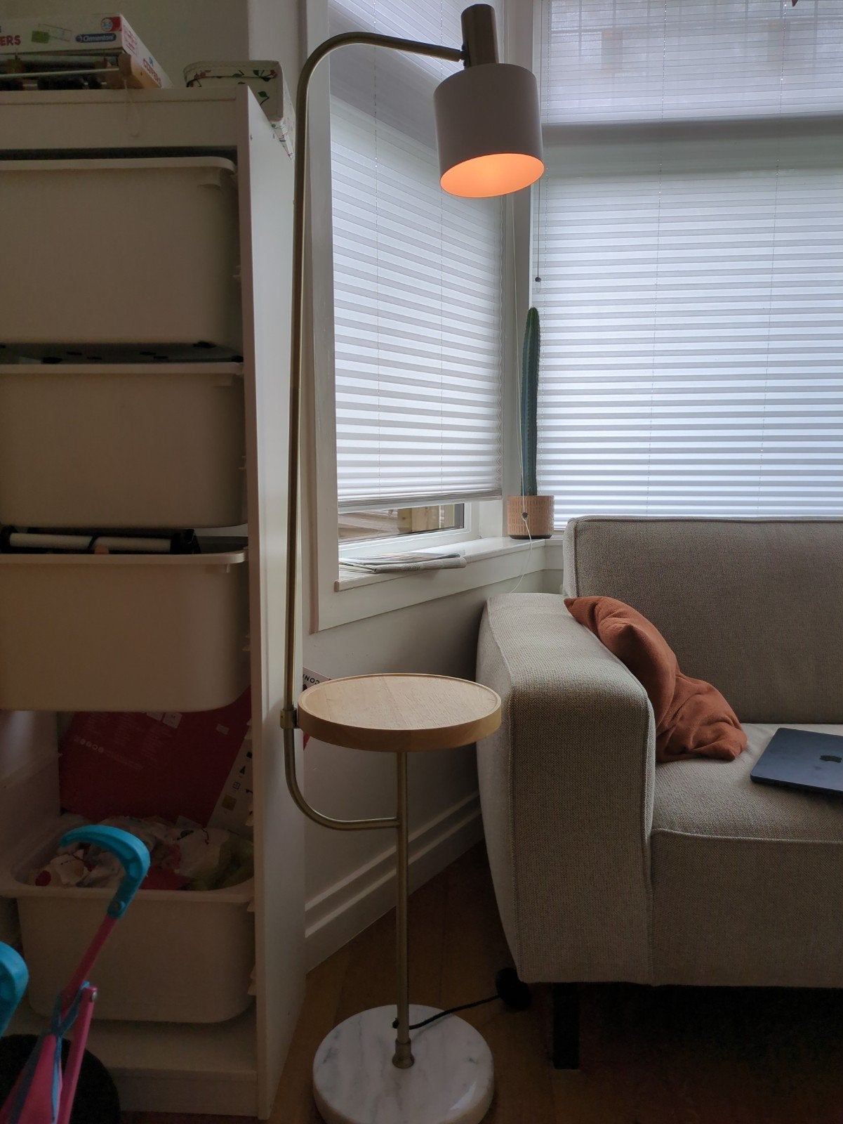 Scandinavische messing lamp met houten bijzettafel, Hout, Scandinavisch, Ophalen of Verzenden, Zo goed als nieuw
