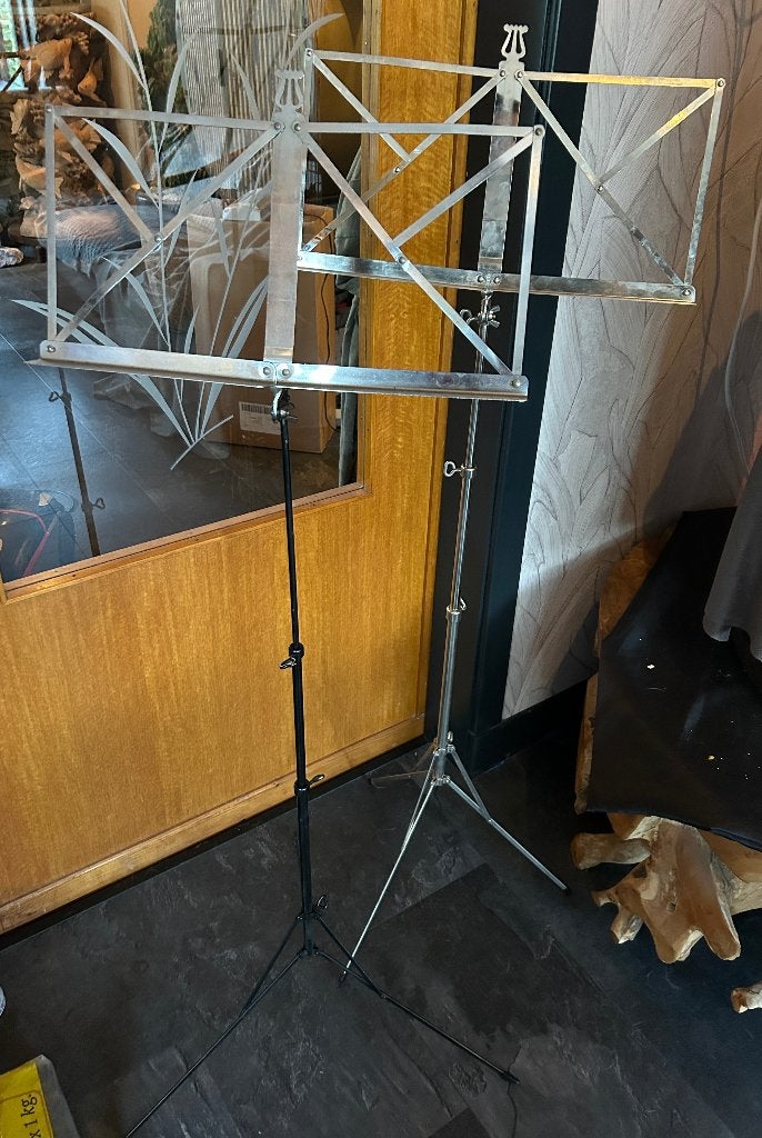 2 Opvouwbare Muziekstandaard - Zilverkleurig en Zilver/Zwart, Ophalen of Verzenden, Gebruikt, Muziekstandaard