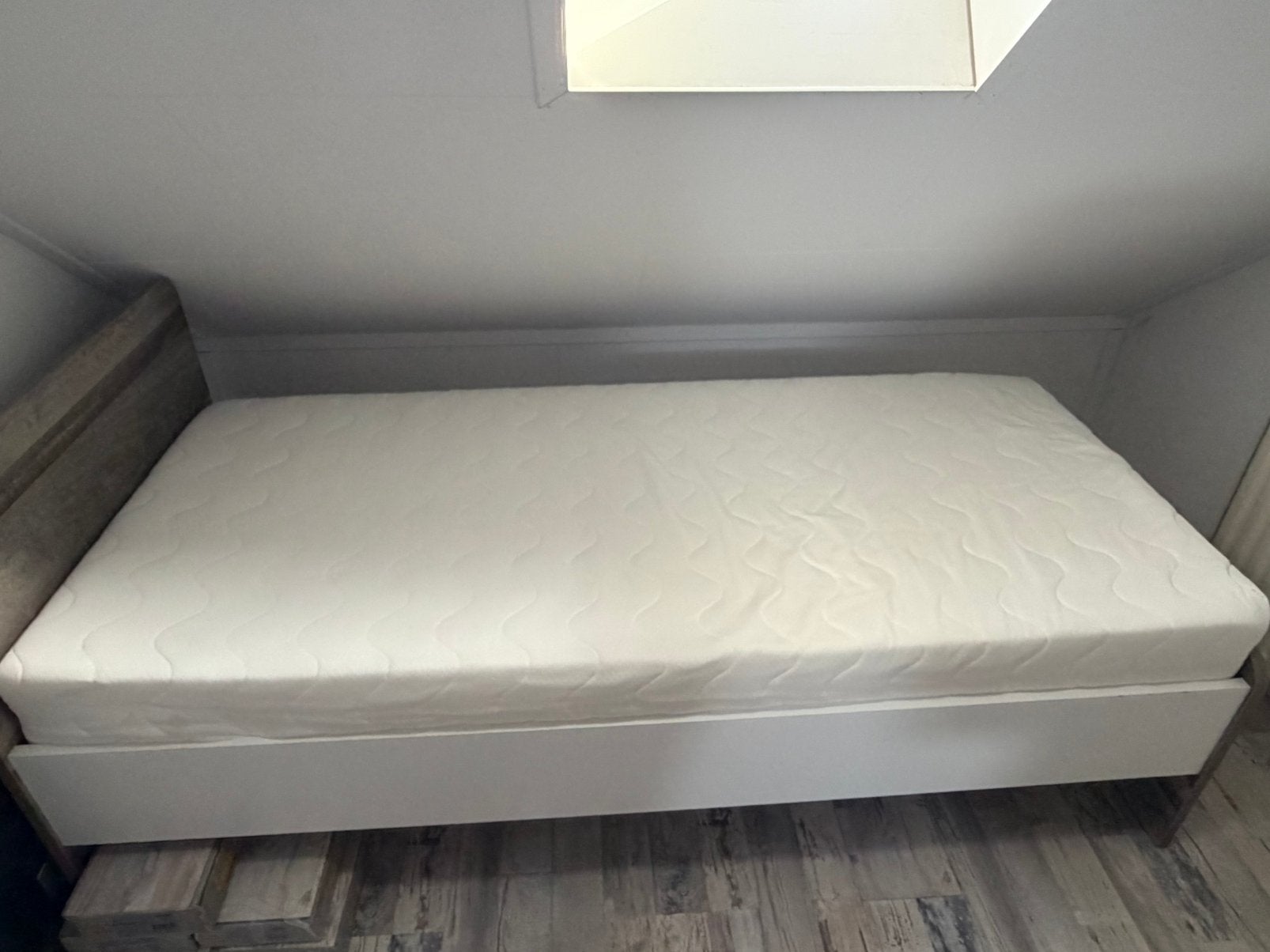 Electrisch verstelbaar eenpersoons bed met nieuw matras, Ophalen, 90 cm, Eenpersoons, Wit