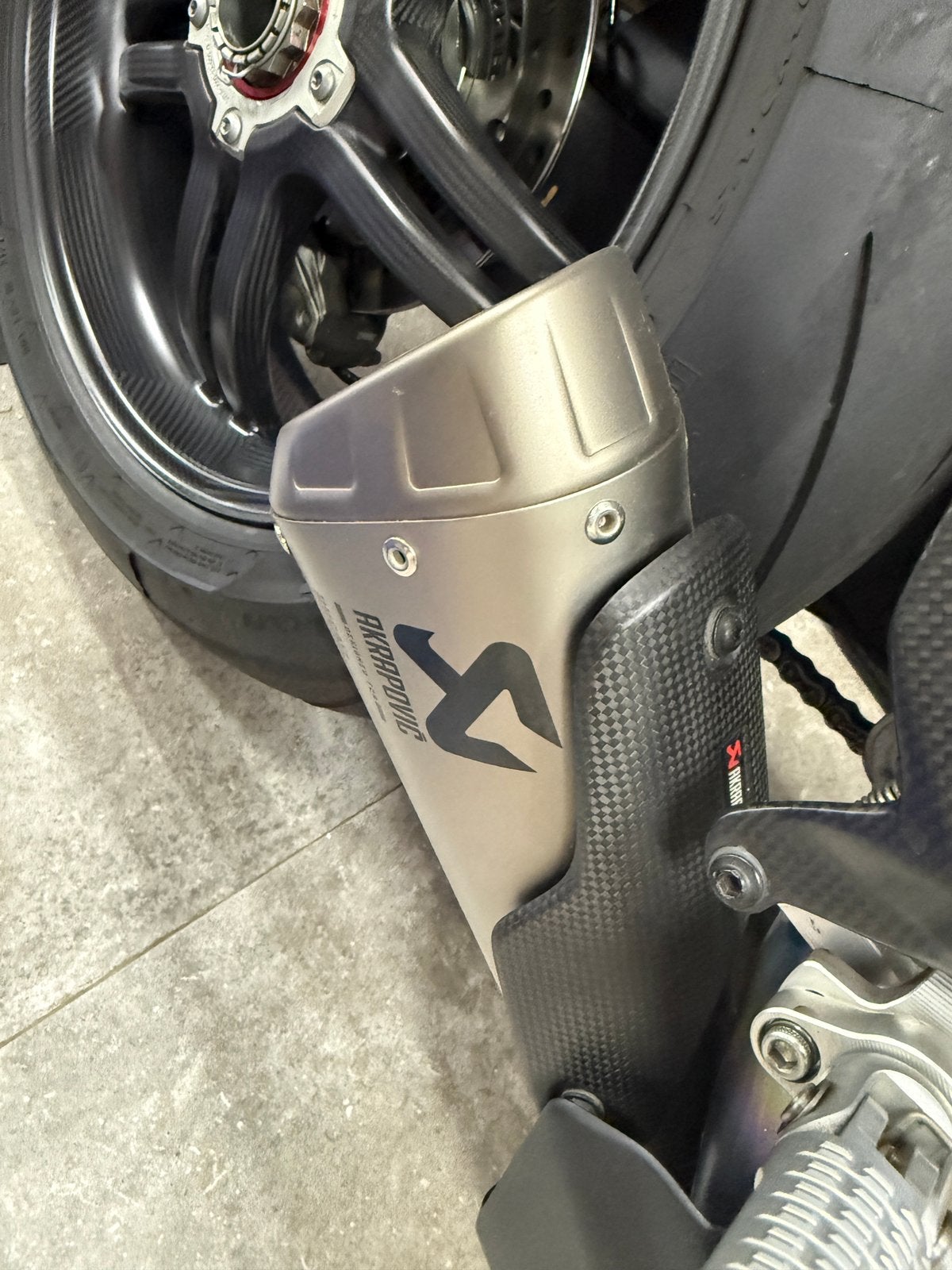 Akrapovic underbelly full titanium met onderkuipdeel, Motoren, Onderdelen | Ducati, Ophalen, Gebruikt