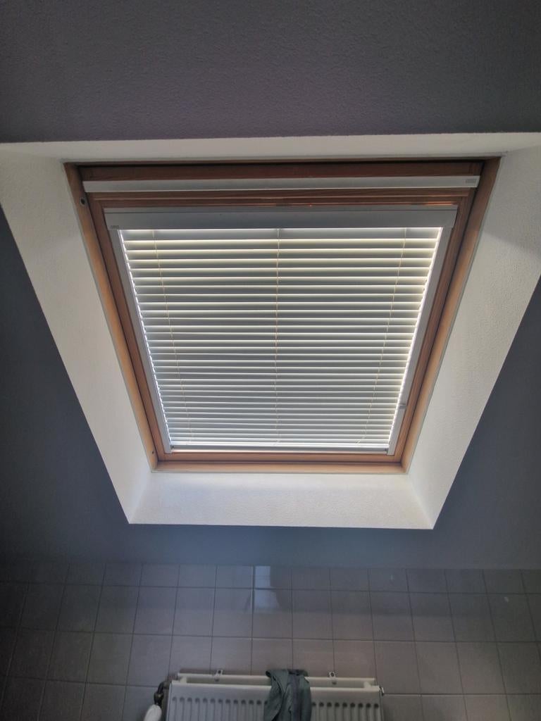 Nette grijze Velux Luxaflex voor dakraam, Huis en Inrichting, Ophalen, Gebruikt, 100 tot 150 cm, Minder dan 100 cm