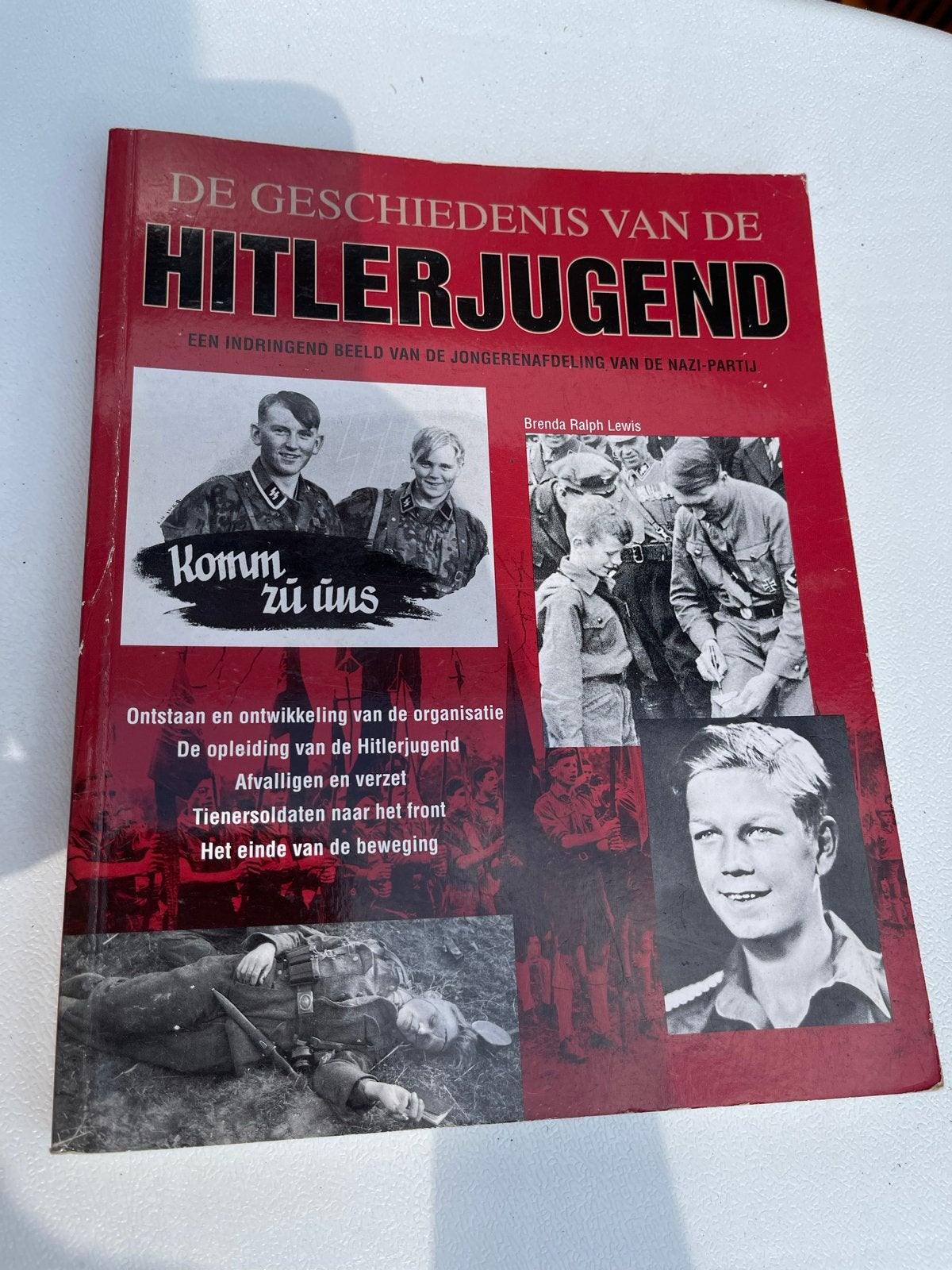 De Geschiedenis van de Hitlerjugend - Brenda Ralph Lewis, Boeken, Ophalen of Verzenden, Tweede Wereldoorlog, Gelezen, Overige onderwerpen