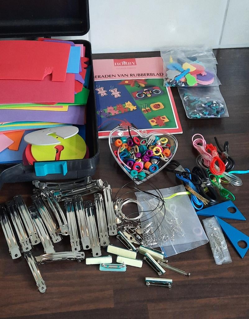 Koffer vol met knutsel spullen - rubberen sieraden te maken, Ophalen of Verzenden, Nieuw, Overige typen