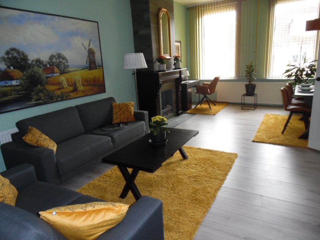 woonruimte  aangeboden voor alleenstaande Dame., Huizen en Kamers