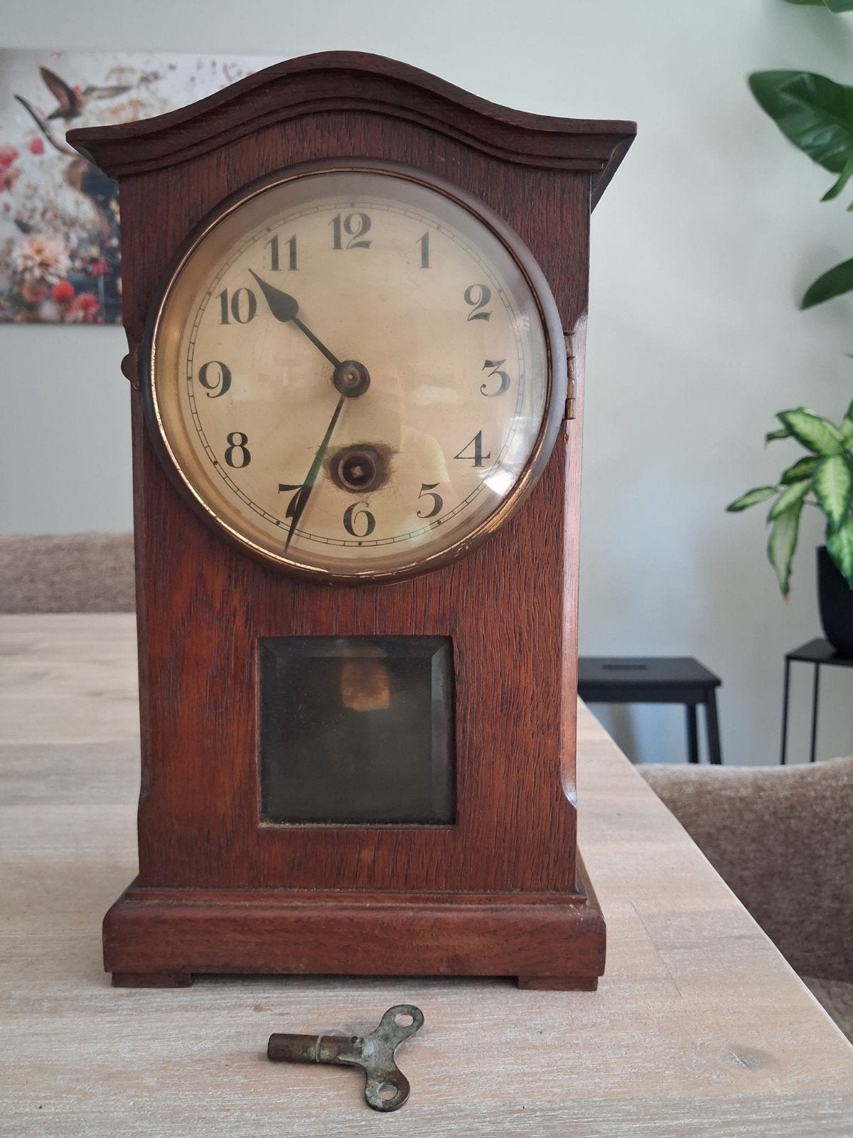 Antieke houten tafelklok met sleutel, Ophalen