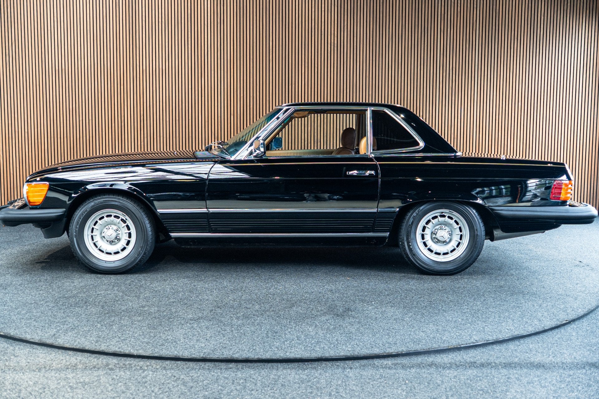 Mercedes-Benz SL-Klasse 380 SL Aut. Hardtop Beige leer Airco, Auto's, Achterwielaandrijving, Beige, Cabriolet, Zwart