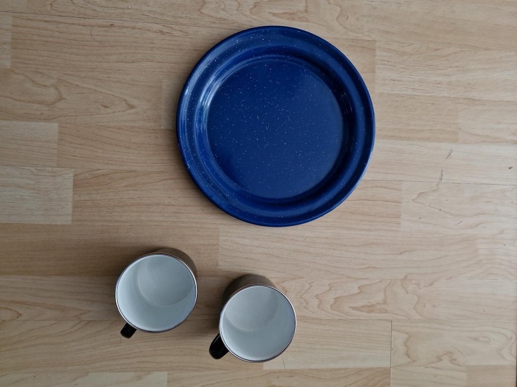 Emaille bord en kopjes, Caravans en Kamperen, Kampeeraccessoires, Ophalen of Verzenden, Zo goed als nieuw
