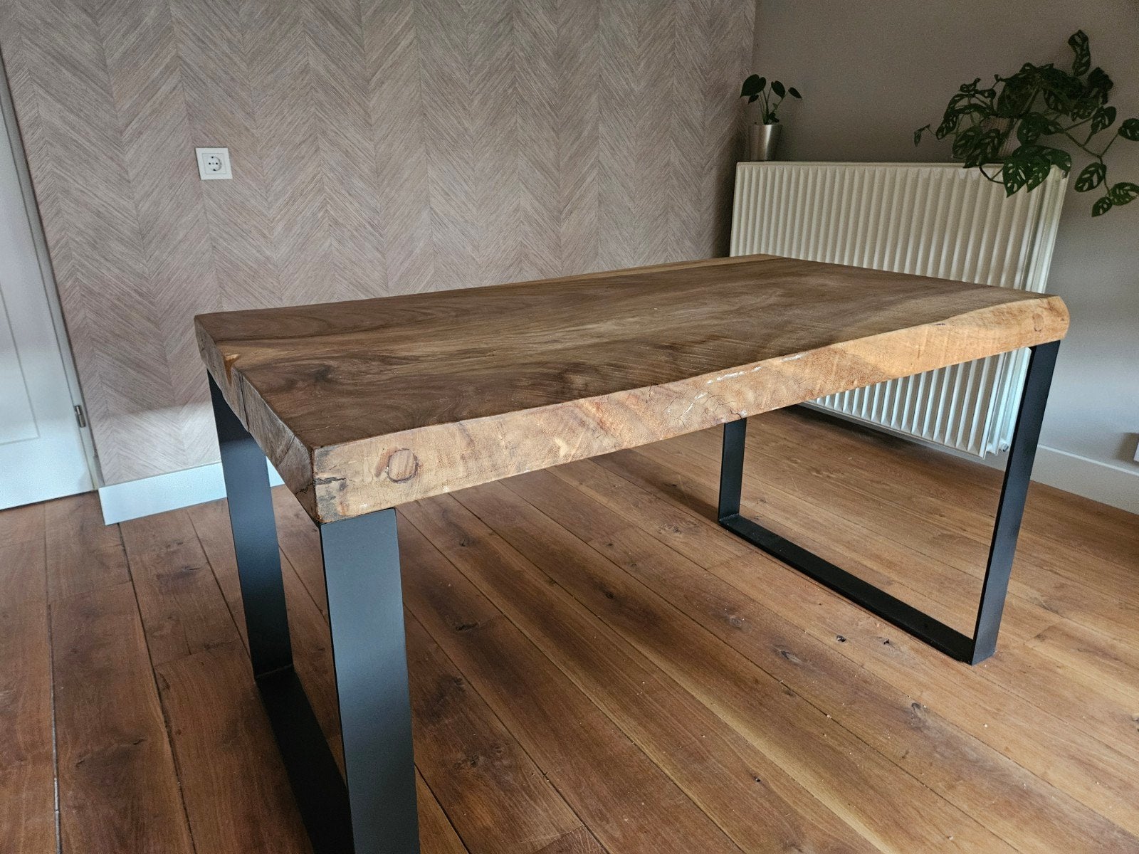 Karakteristieke Suar houten eettafel met stalen poten 140x80, Huis en Inrichting, Tafels | Eettafels, Gebruikt, 100 tot 150 cm