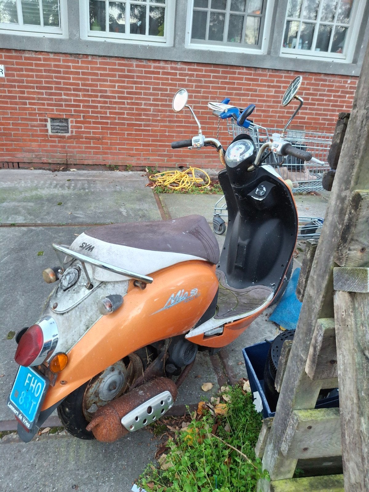 SYM Mio 50 Scooter - Oranje/Wit, Gebruikt, Fietsen en Brommers, Gebruikt, Maximaal 45 km/u, Benzine, Ophalen