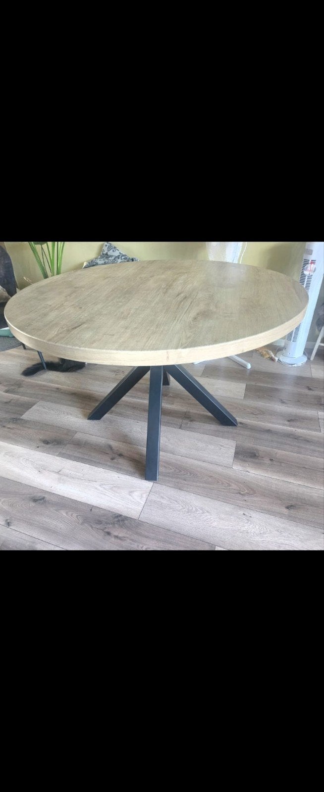 Ronde eettafel met mangohout look en zwart metalen onderstel, Modern, Industrieel, Rond, Zo goed als nieuw, Vier personen