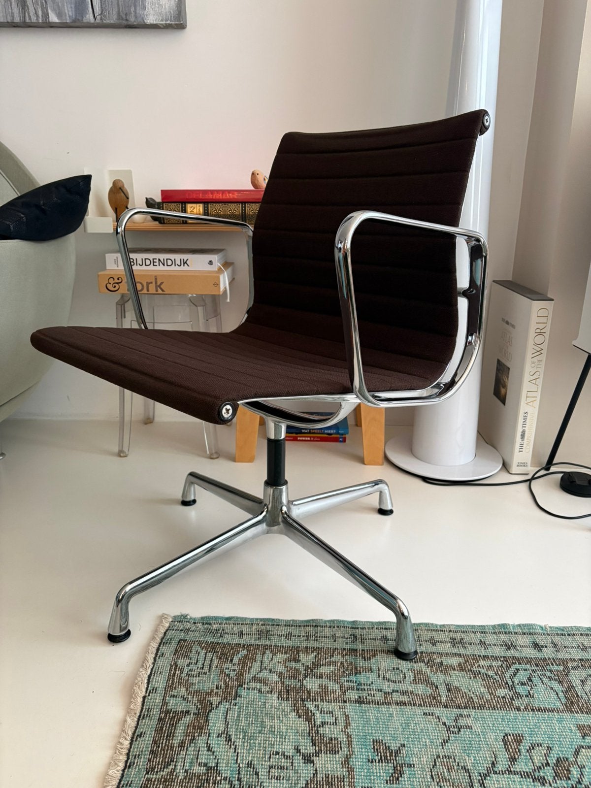 Vitra Eames EA108 (draaiende uitvoering), Ophalen, Gebruikt, Bruin, Twee