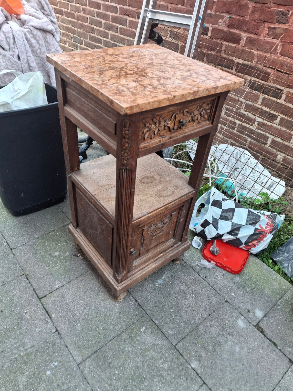 Antiek nachtkastje met marmeren blad