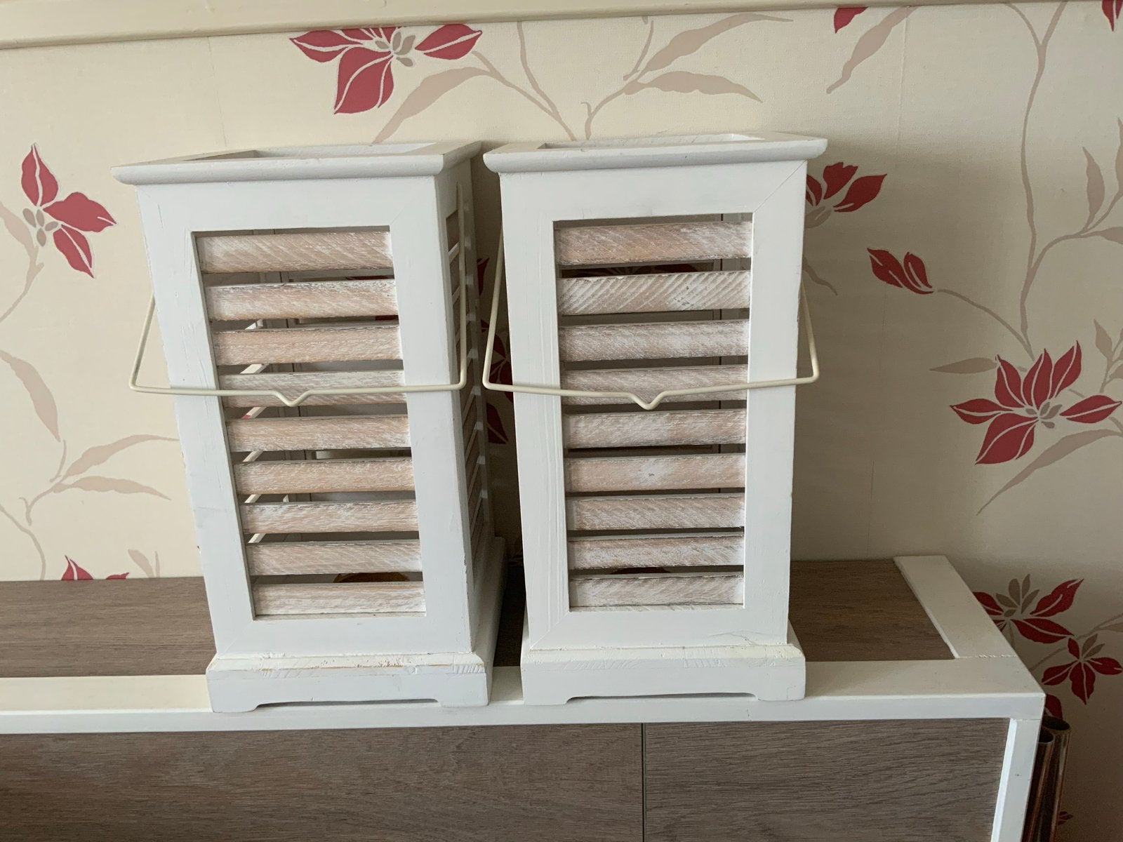 Twee witte houten lantaarns - aanpasbaar voor lamp, Hout, Gebruikt, Ophalen of Verzenden, Landelijk