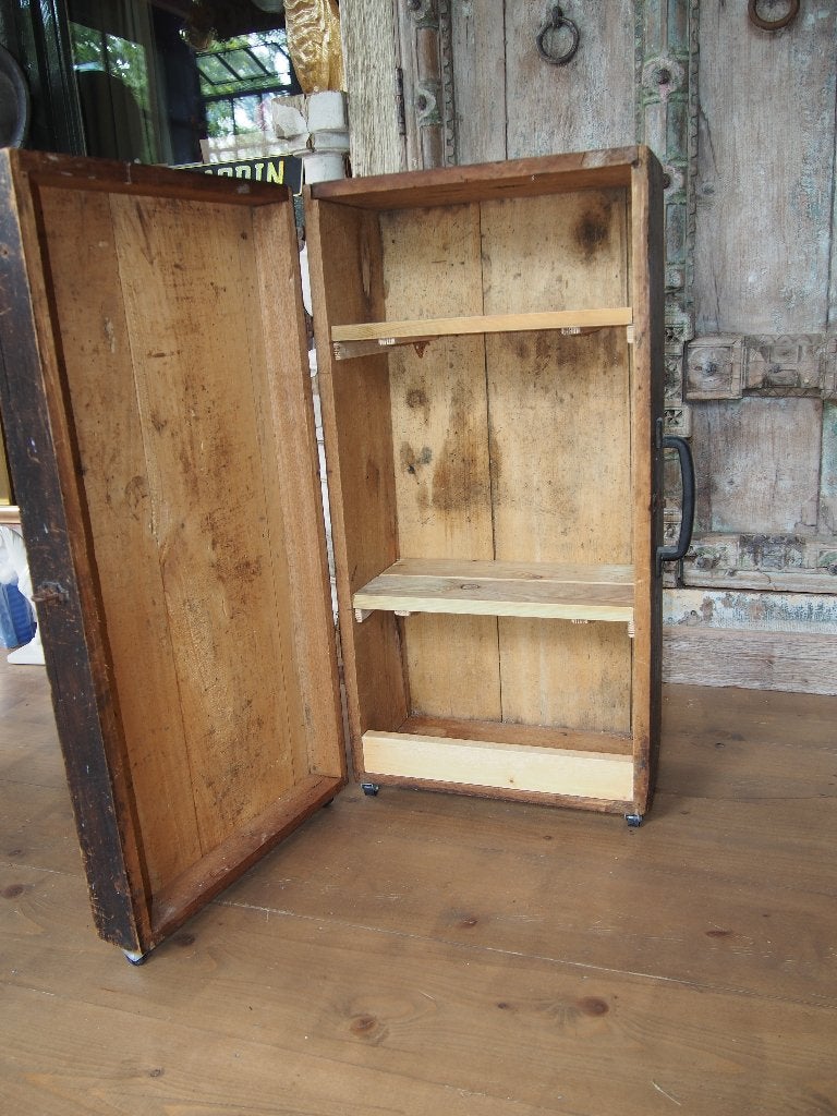 Oude houten kist/kastje op wielen, Ophalen, Minder dan 50 cm, Gebruikt, Minder dan 50 cm