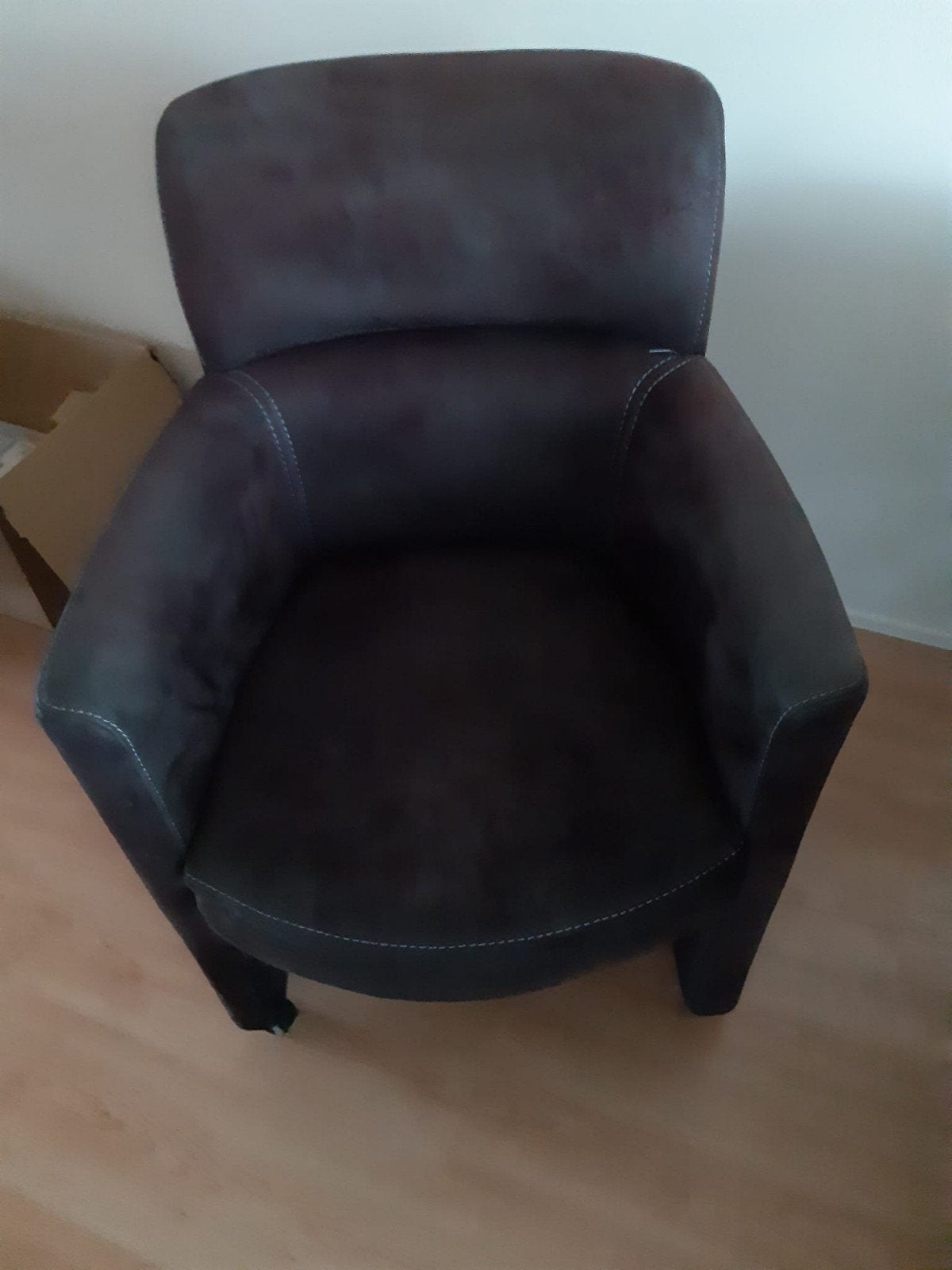 Vier suède eettafelstoelen met nieuwe wieltjes, Ophalen, Gebruikt, Minder dan 75 cm, Leer