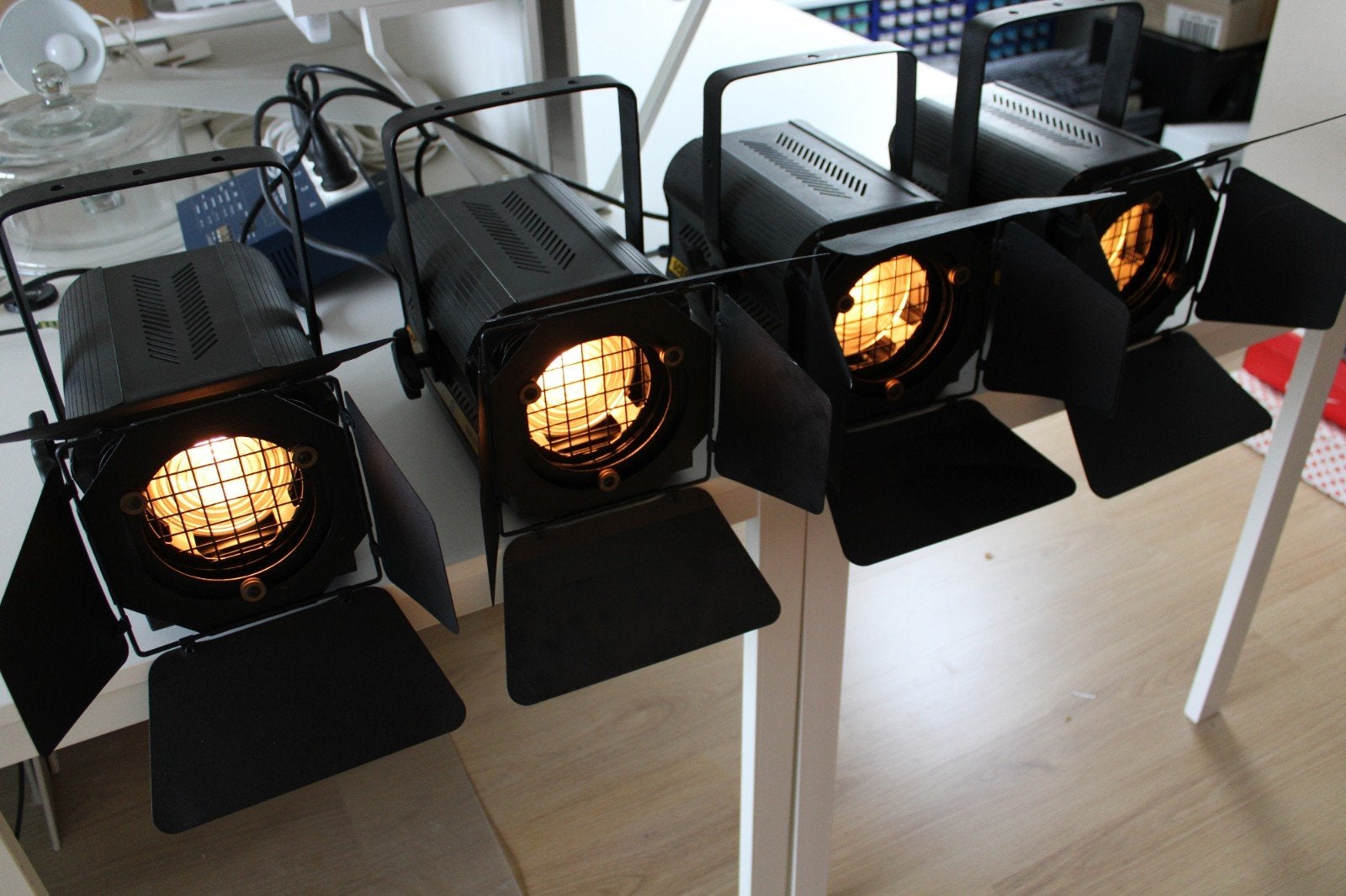 4x DTS Scena 500w Fresnel met barndoors en filterhouders, Muziek en Instrumenten, Theaterbelichting, Ophalen