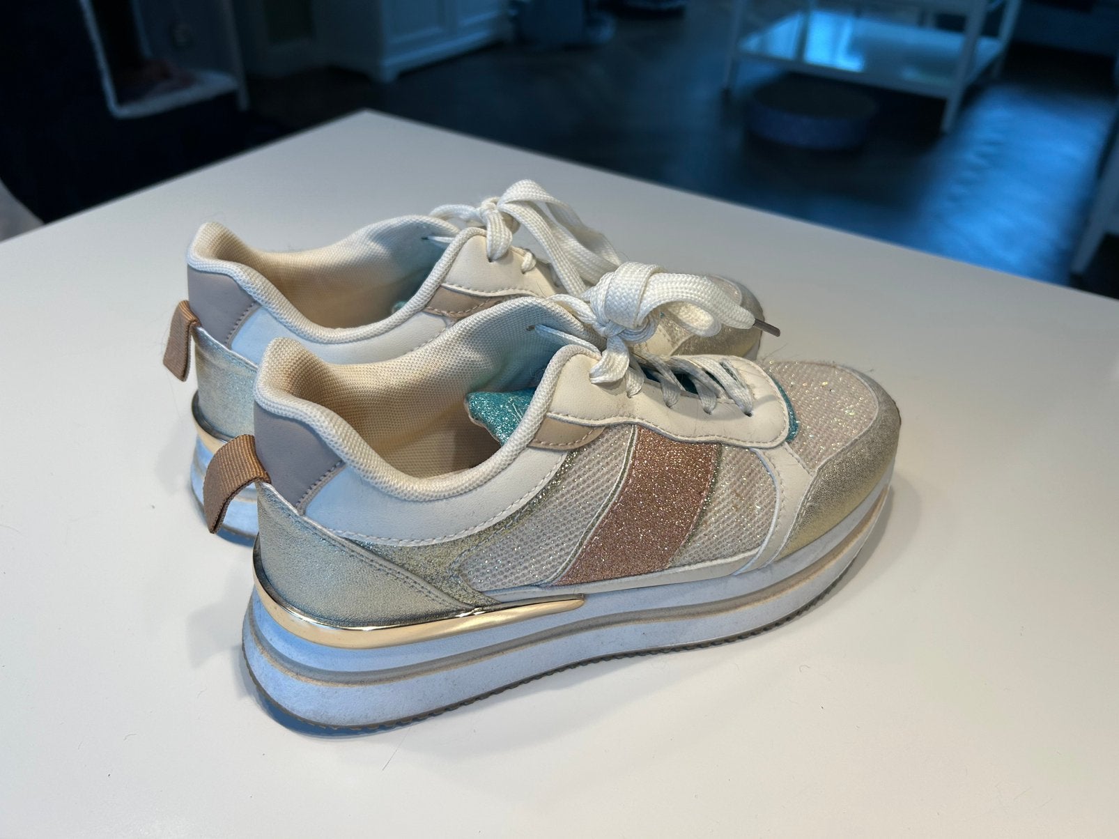Creme gympen met goud en lichtblauwe accenten 39, Beige, Ophalen of Verzenden, Sneakers of Gympen, Zo goed als nieuw