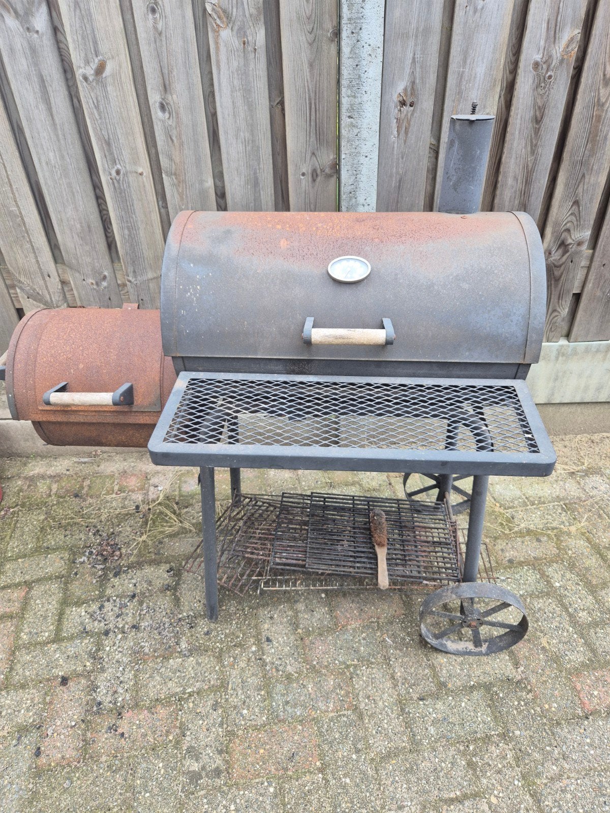 Gebruikte Smoker BBQ met zijbrander en wielen, Ophalen, Gebruikt, Onbekend