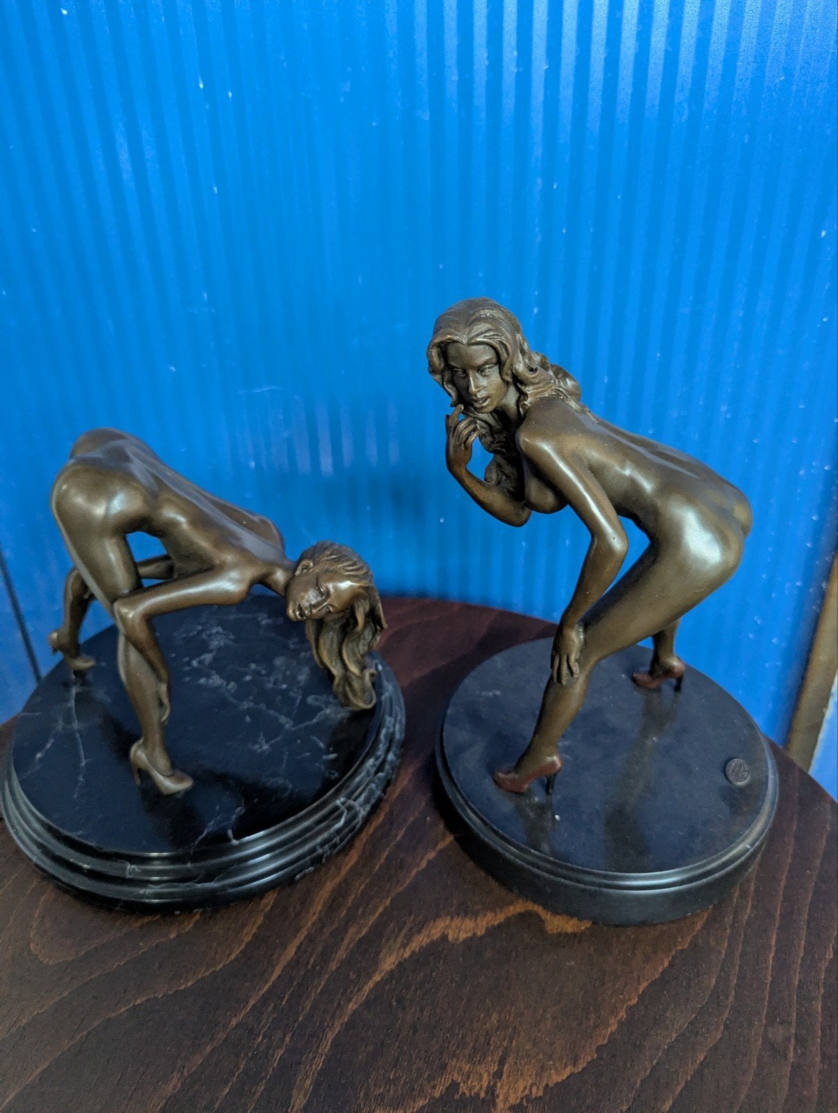 Bronzen  sculpturen van vrouwen op marmeren sokkel, Ophalen of Verzenden
