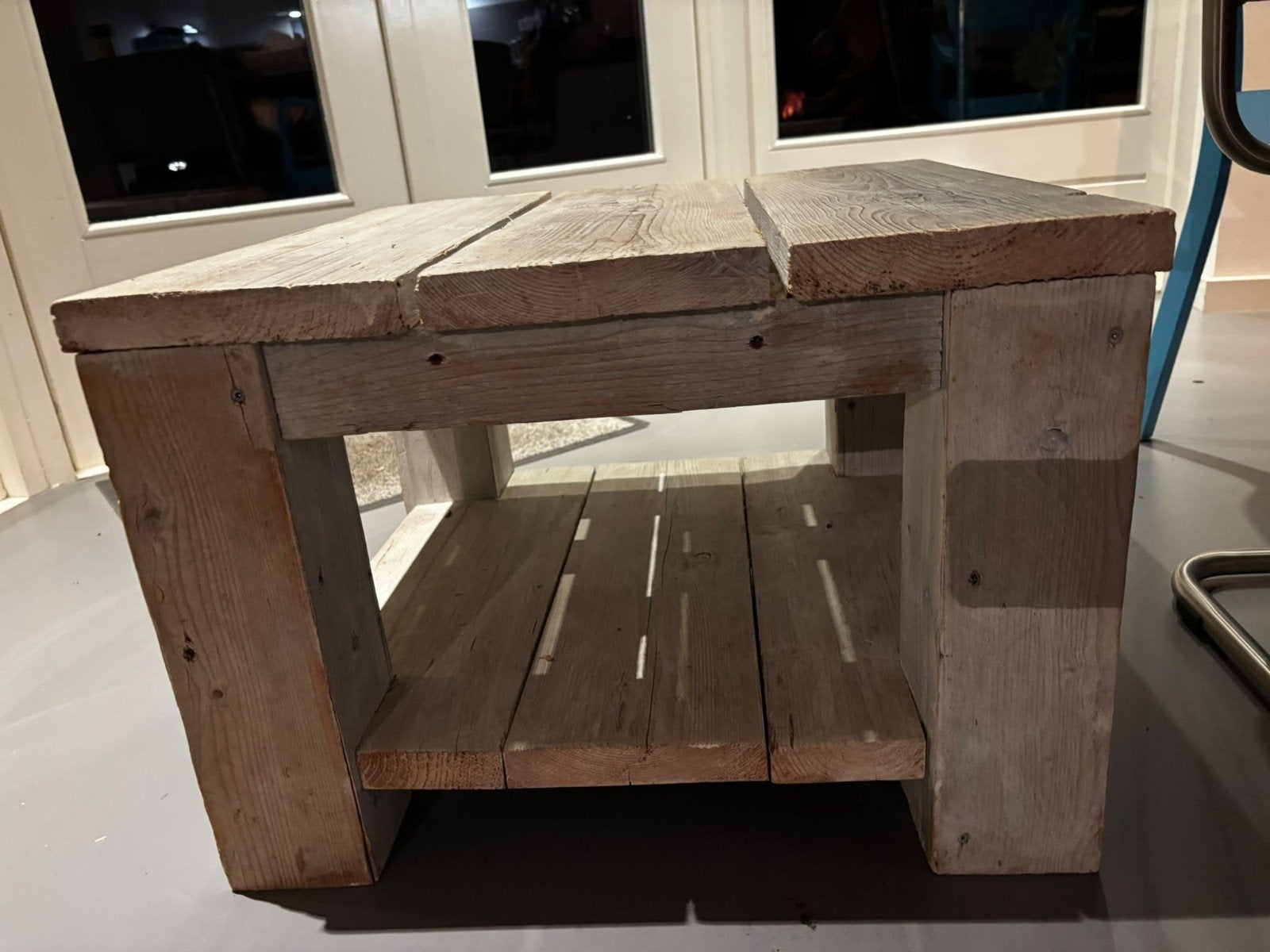 Robuuste houten salontafel van gerecycled hout, Ophalen, Minder dan 45 cm, Gebruikt, Vierkant