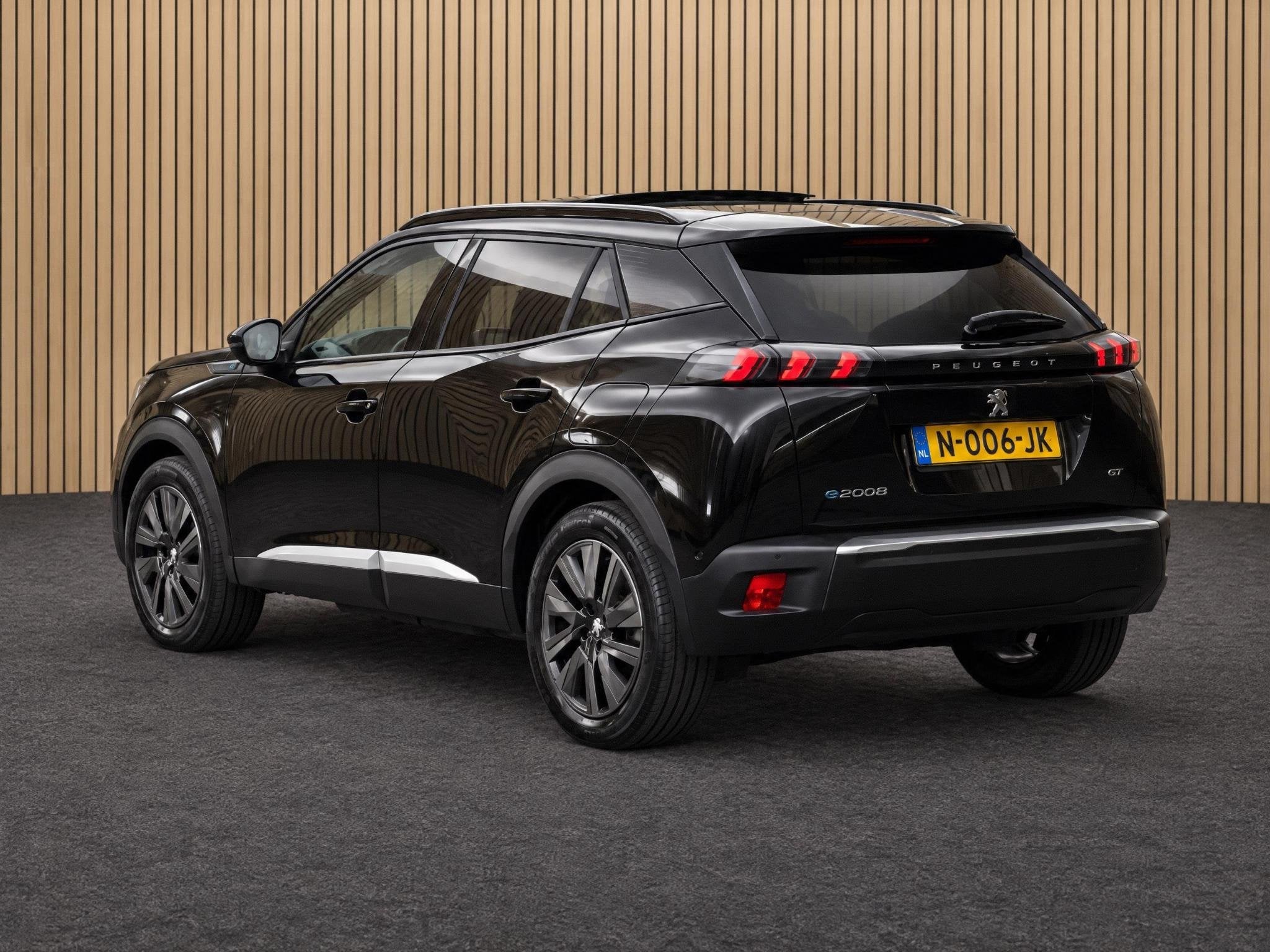 Peugeot e-2008 EV GT Pack 50 kWh | Panoramadak/Alcantara/18", Auto diversen, Automaat, Zwart, Elektrisch, SUV of Terreinwagen