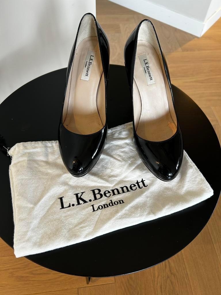 L.K. Bennett Zwarte Lakleren Pumps met Plateauzool maat 39, Ophalen of Verzenden, Zo goed als nieuw, Zwart, Pumps