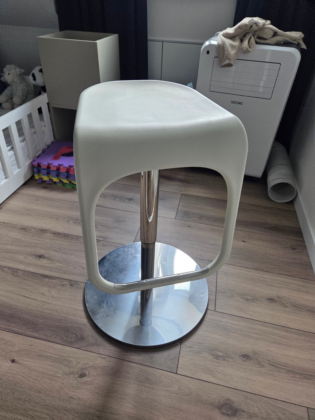 IKEA Kruk - In Hoogte Verstelbaar, Huis en Inrichting, Ophalen, In hoogte verstelbaar, 60 tot 90 cm, Zo goed als nieuw