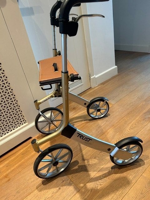 Trust rollator goudkleurig met cognackleur zitting, Ophalen, Lichtgewicht, Gebruikt