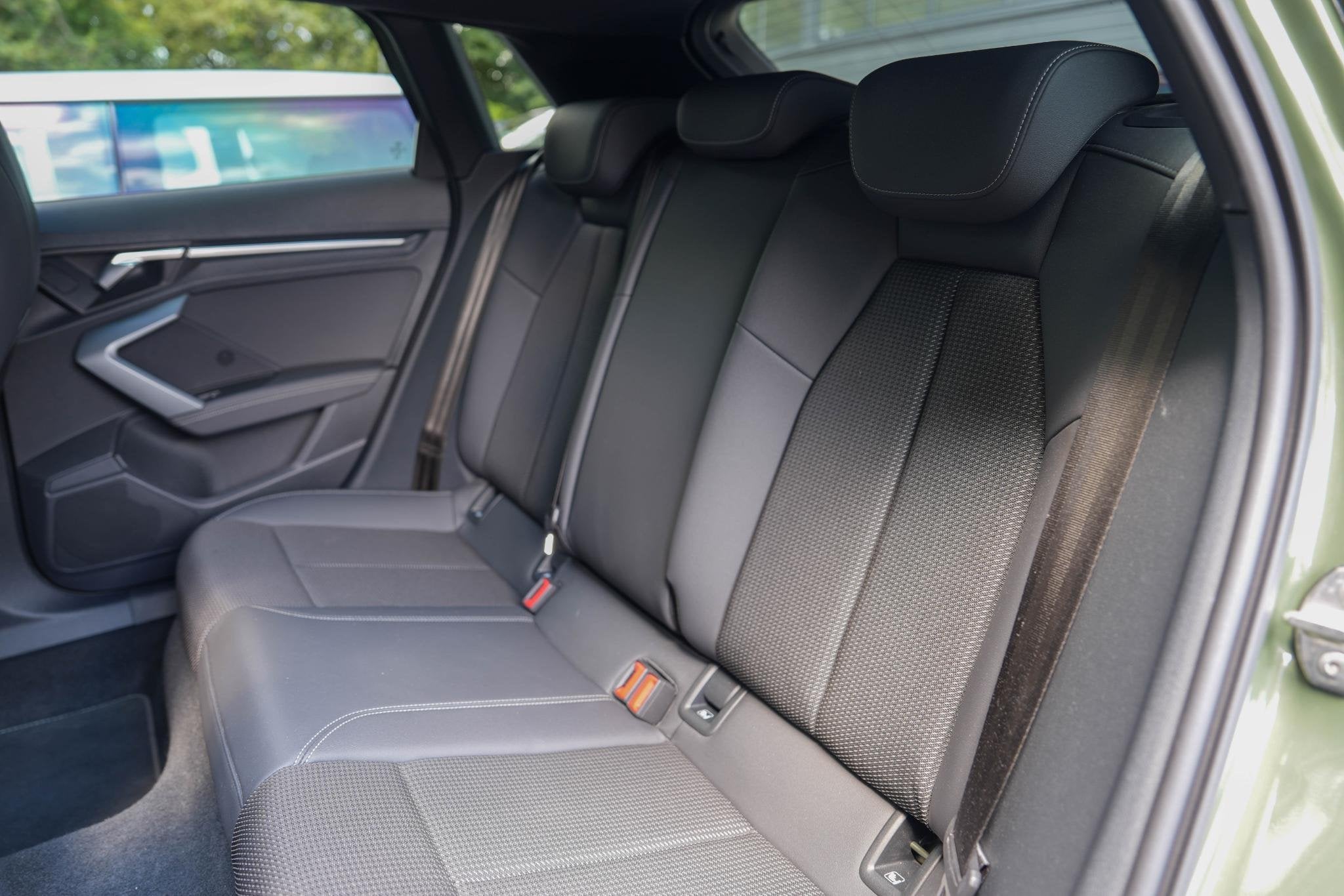 Foto 9 van Audi A3 Sportback 40 TFSI e S edition | Pano | Matrix | Carp