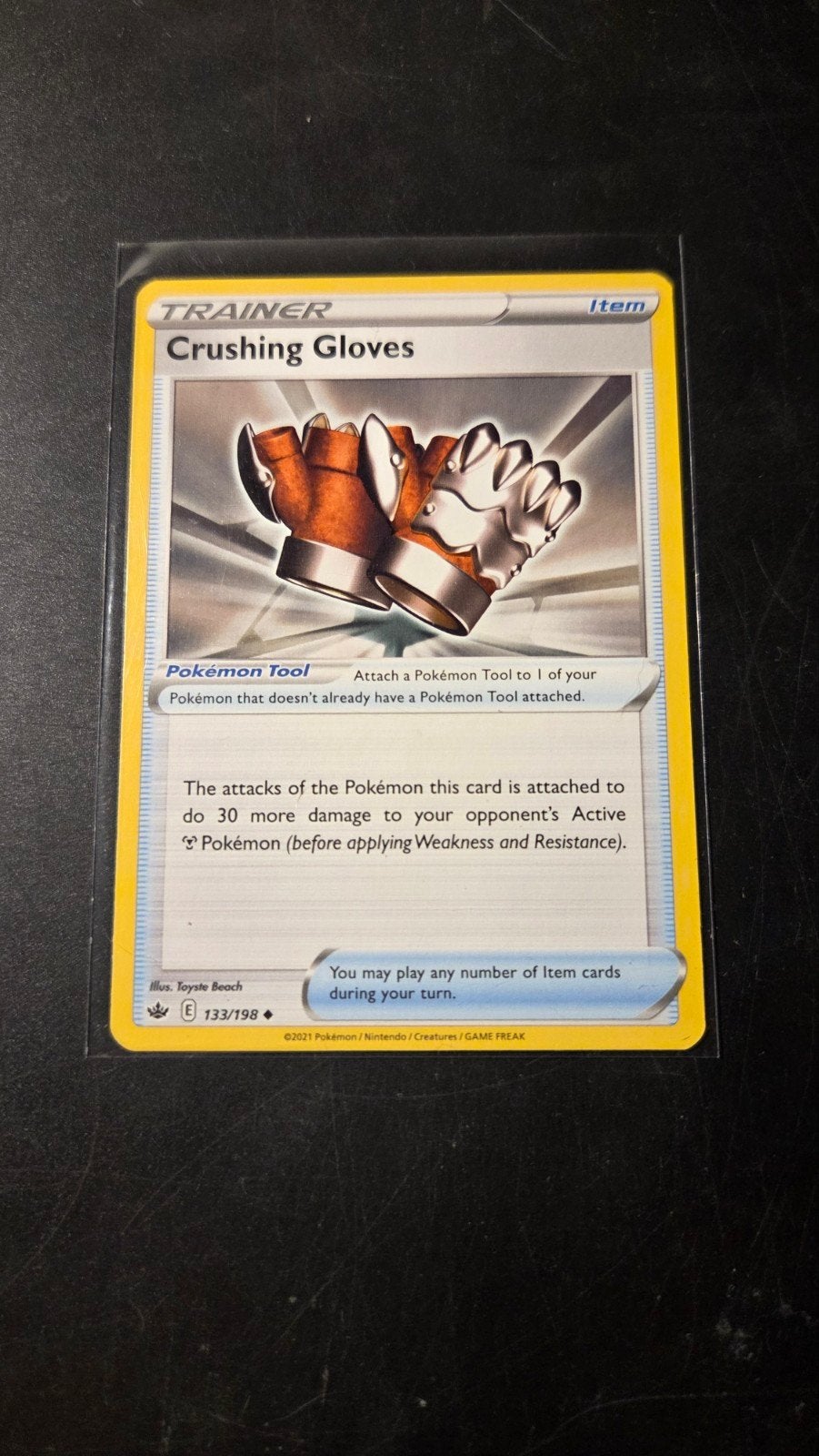 Crushing Gloves 133/198 Chilling Reign Pokémon Kaart, Verzenden, Zo goed als nieuw, Losse kaart