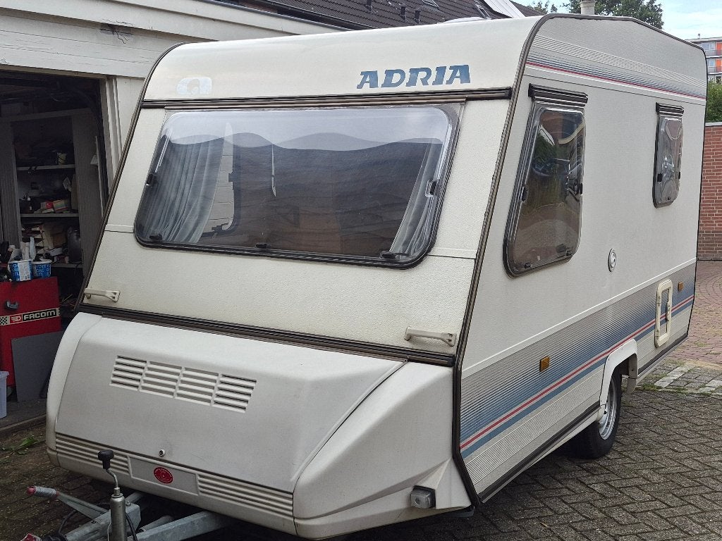 Prima compacte caravan Adria 4270TD, Vast bed, Treinzit, Particulier, Adria