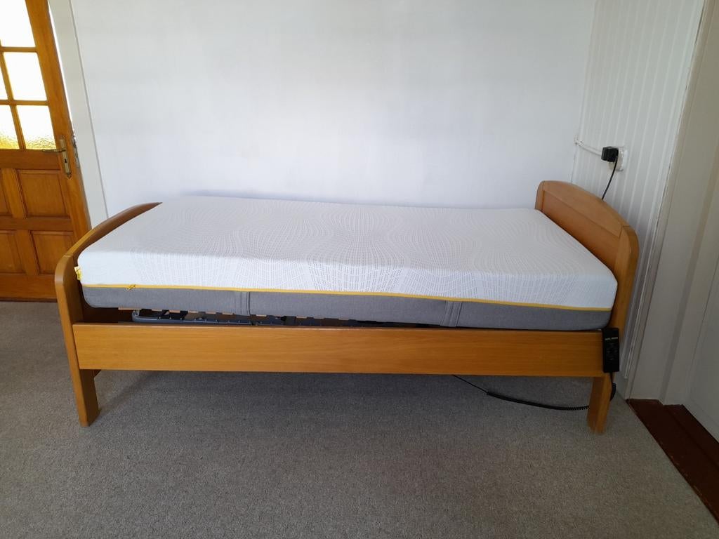 Seniorenbed 100x200 cm elektrisch verstelbaar (excl. matras), Ophalen, Eenpersoons, Bruin, 200 cm