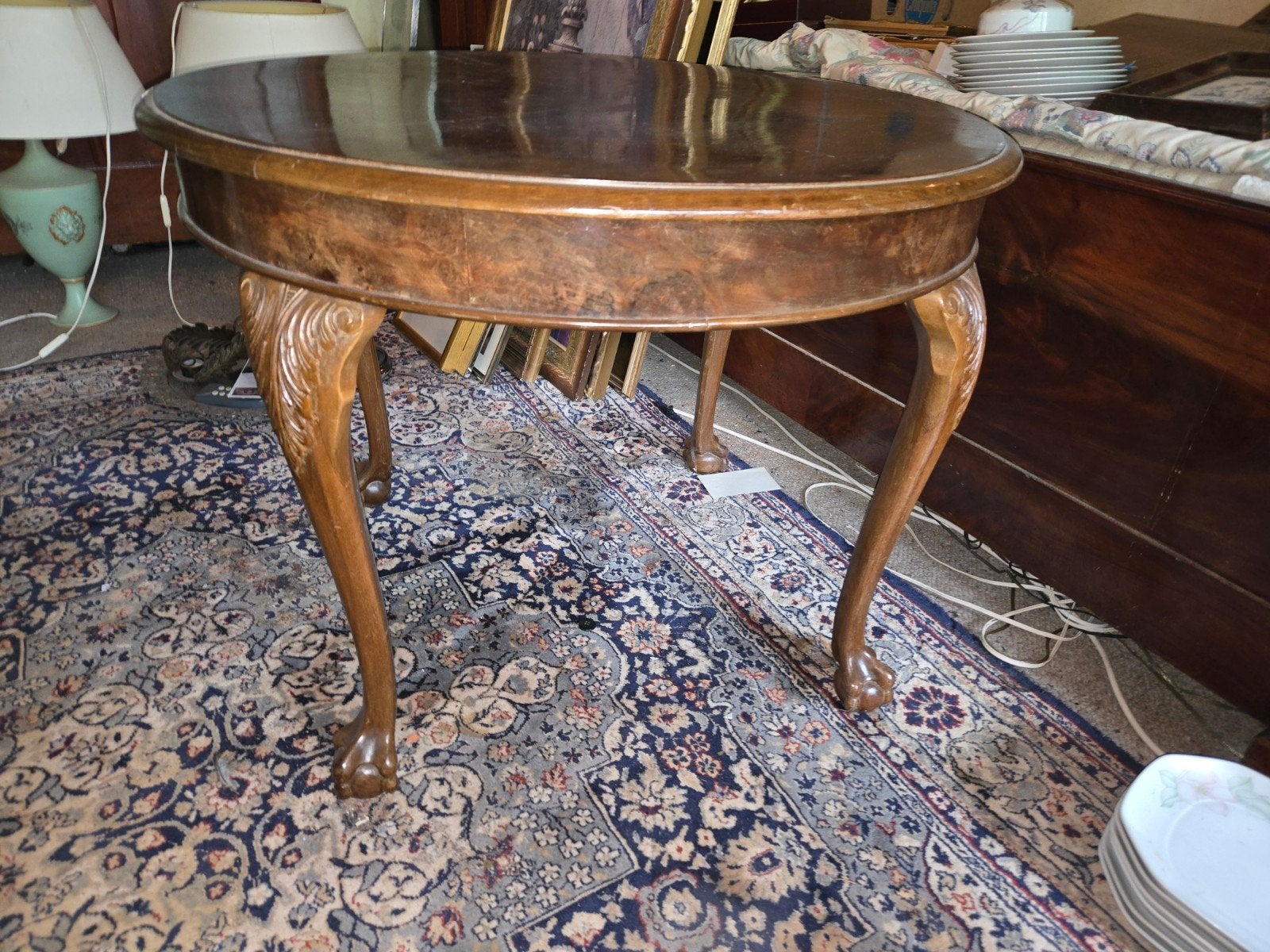 Salontafel antiek wortelnotenhout 80cm doorsnede leeuwenpoot, Ophalen