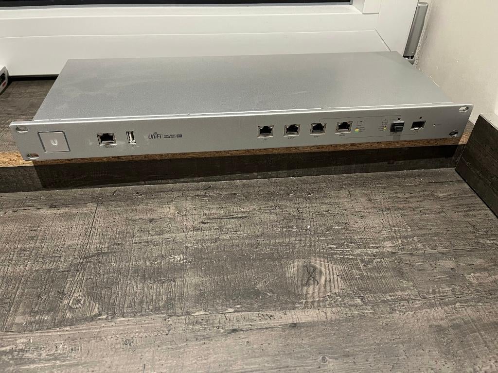 Unifi Pro 4 gateway, Ophalen of Verzenden, Zo goed als nieuw, Router met modem, Unifi