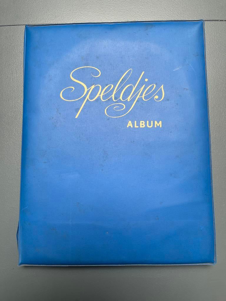 Speldjes album met veel verschillende speldjes, Verzamelen, Speldjes, Pins en Buttons, Ophalen, Gebruikt, Overige onderwerpen