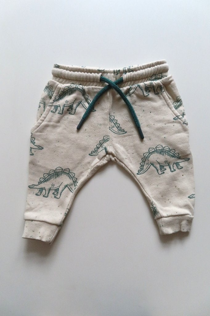 Joggingbroek Dino Hema mt 62 (L74), Kinderen en Baby's, Babykleding | Maat 62, Broekje, Ophalen of Verzenden, Zo goed als nieuw