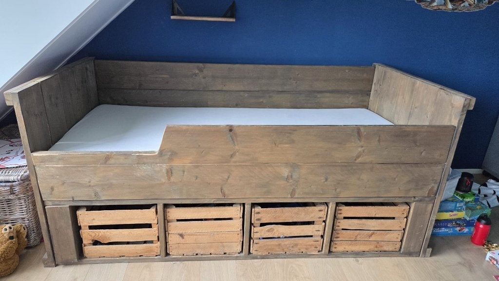 steigerhouten bed, Ophalen, Eenpersoons, Bruin, Zo goed als nieuw