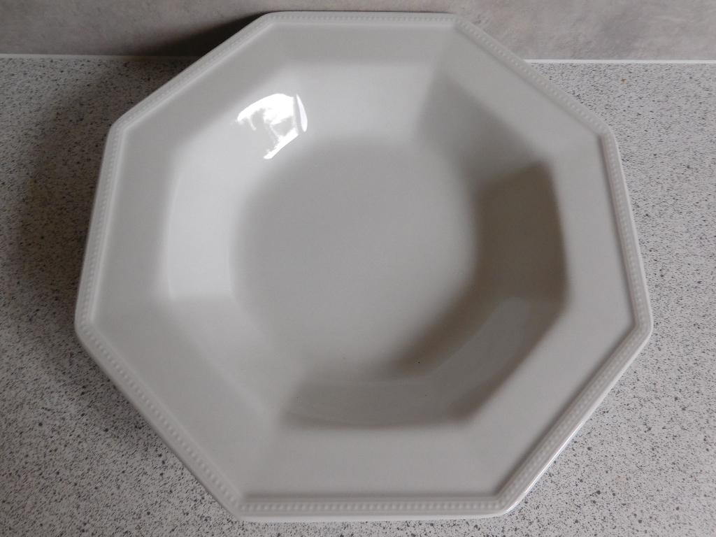 Diep Bord 24 cm. Heritage Johnson Brothers, Ophalen of Verzenden, Zo goed als nieuw, Bord(en), Overige stijlen