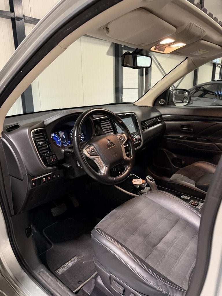 Mitsubishi Outlander 2.4 PHEV Intense+ AWD Camera Carplay, Auto's, Mitsubishi, Automaat, Euro 6, 4 cilinders, 1865 kg